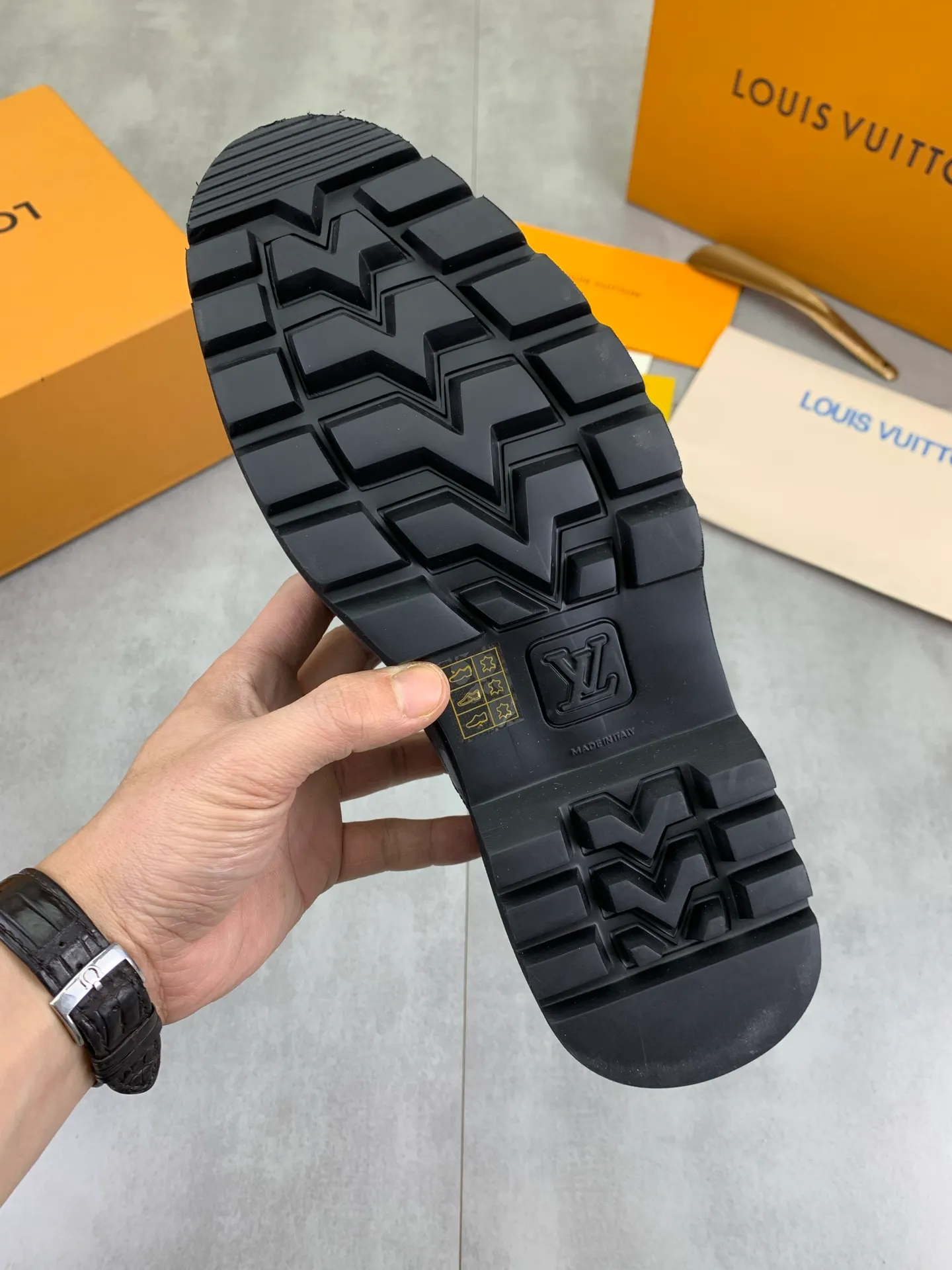 Factory price P820 💎💎💎Top version LOUIS VUITTON [Louis Vuitton] - LV men's business casual leather shoes, luxurious and noble 👞All imported original cowhide, just to create a more comfortable wearing experience, upper: original high-end calfskin➕Imported soft cowhide lining, original lightweight foam outsole✔️Color: 3️⃣colors available Size: 39-44 (38.45 46 can be customized (non-returnable)